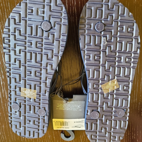 Tommy Hilfiger Flip Flops🩴 - Picture 7 of 13